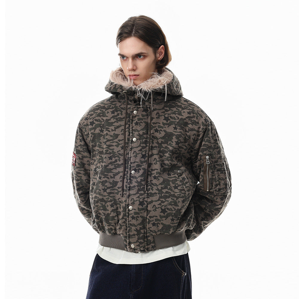 Bomber extragrande de camuflaje con estrellas, capucha de pelo sintético y acolchado – Streetwear