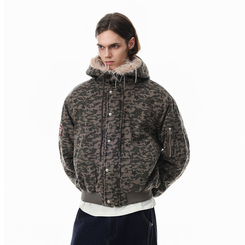 Bomber extragrande de camuflaje con estrellas, capucha de pelo sintético y acolchado – Streetwear