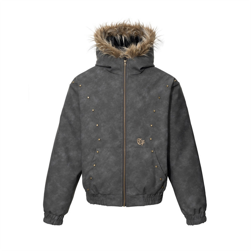 Cazadora bomber con capucha de piel de PU gris carbón desgastada, ribete de pelo sintético y detalles de tachuelas doradas, vista frontal y trasera