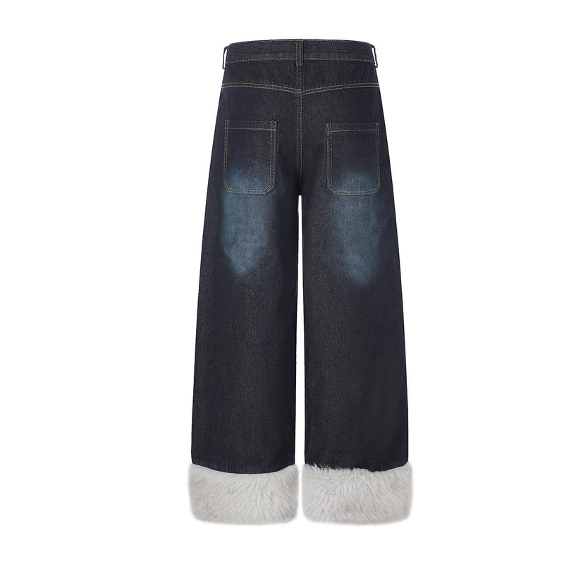 Jean baggy à jambes larges avec ourlet en fausse fourrure, poche à carreaux et broderie