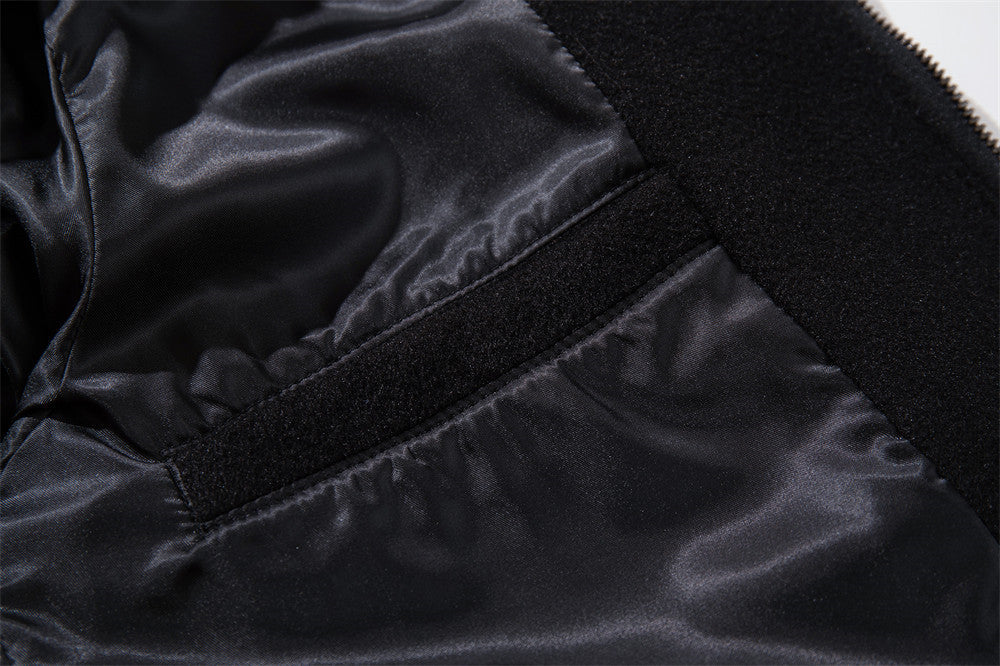 Chaqueta corta negra de estilo militar para hombre con botones metálicos cruzados
