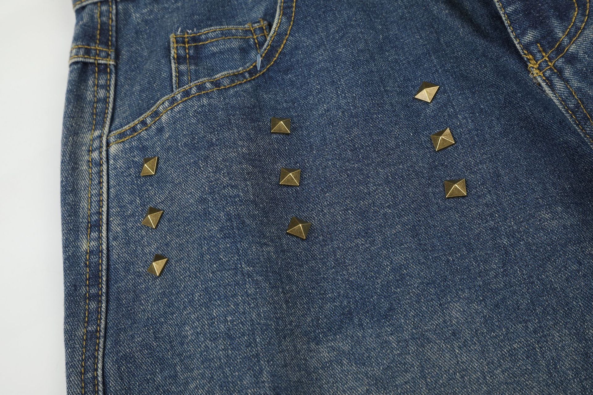 Baggy-Jeans mit weitem Bein, Pelzbesatz am Saum und goldfarbenen Nieten