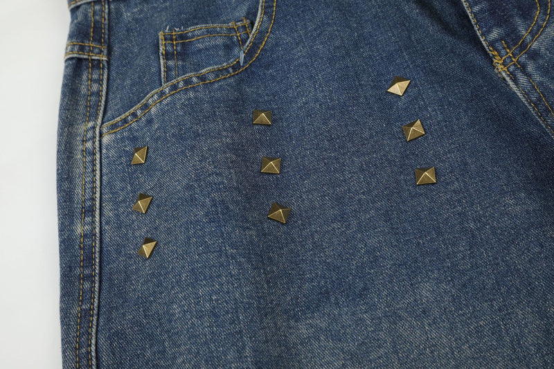 Baggy-Jeans mit weitem Bein, Pelzbesatz am Saum und goldfarbenen Nieten