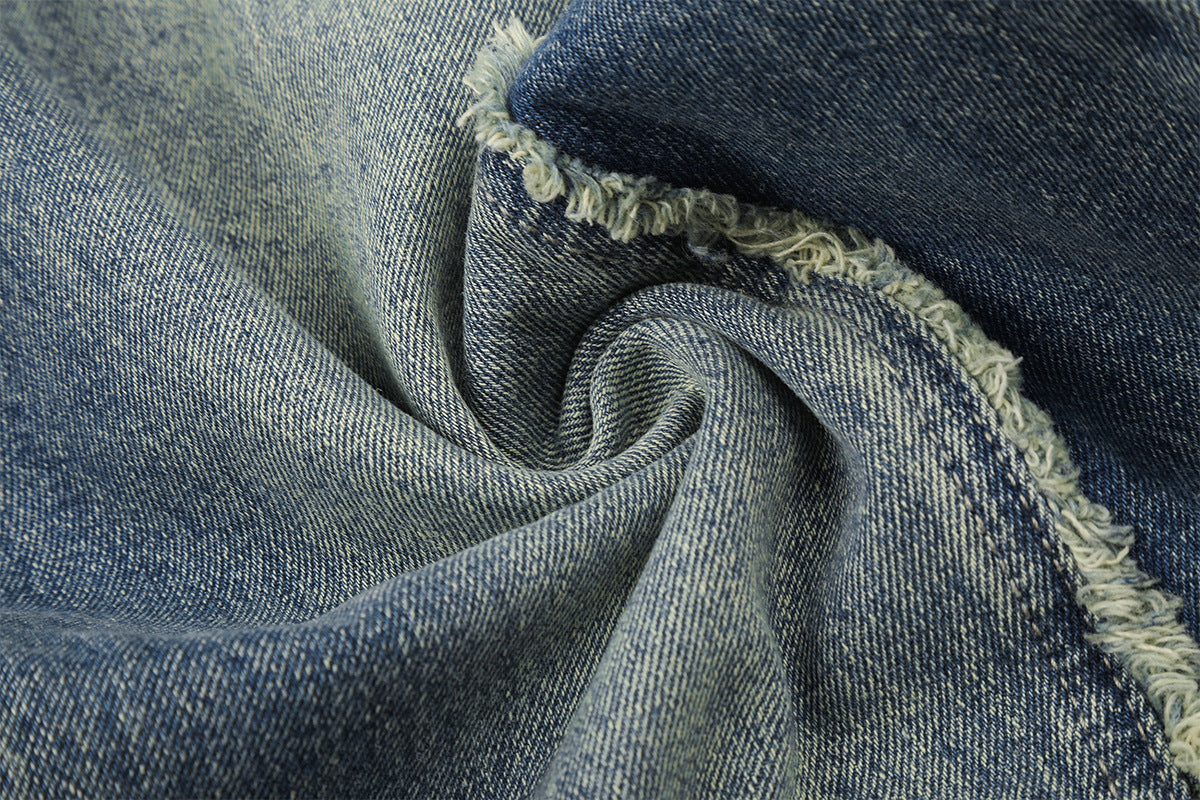 Baggy-Jeans mit weitem Bein, Stern-Patches und offenen Fransennähten