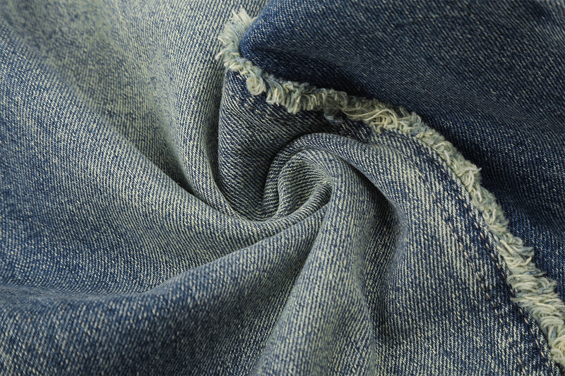 Baggy-Jeans mit weitem Bein, Stern-Patches und offenen Fransennähten