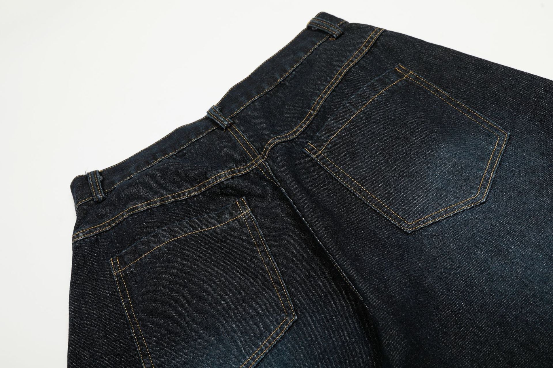 Jeans barrel à jambes larges – Délavage foncé, style américain vintage et détail porte-clés