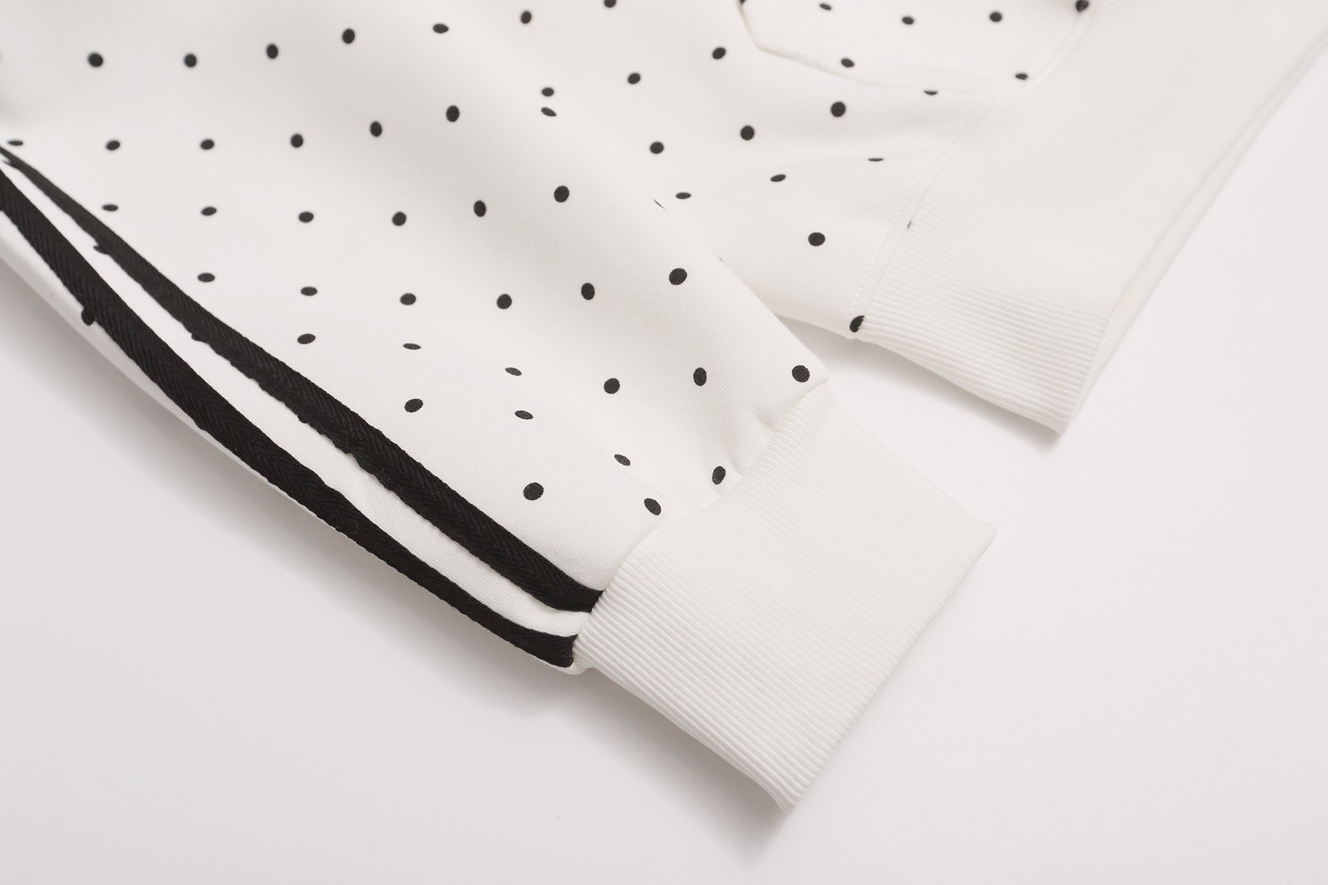 Punktierter Zip-Hoodie mit Street-Grafikprint und seitlichen Streifendetails