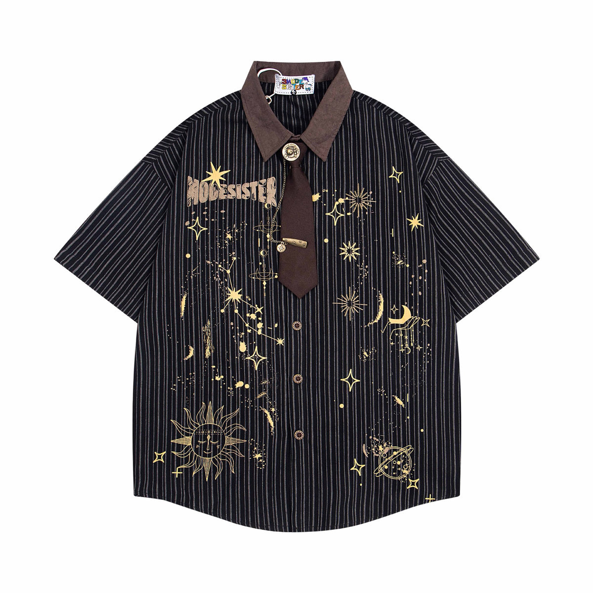 Camisa de vestir de manga corta con raya diplomática oscura, estampado celestial dorado de sol, luna y estrellas, cuello marrón en contraste y detalle marrón incorporado