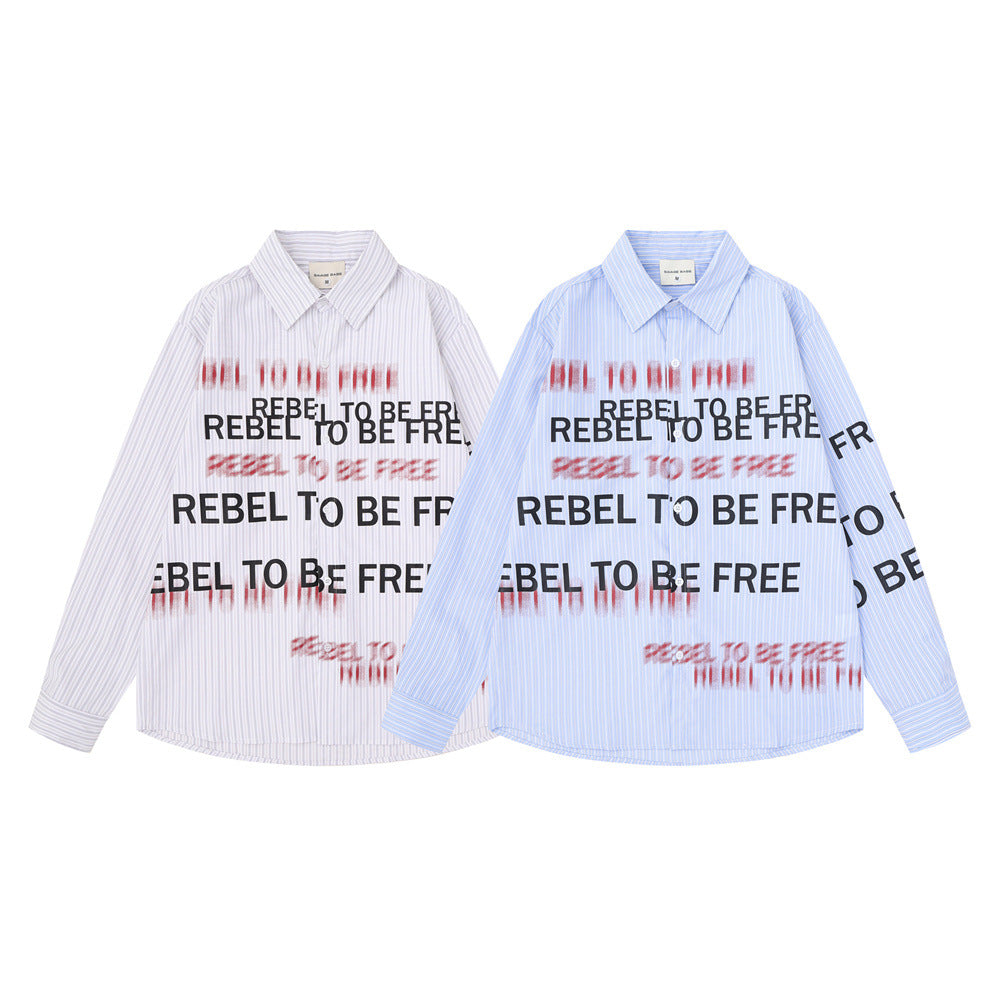 Gestreiftes Langarmhemd für Herren mit Relaxed Fit und Knopfleiste, allover mit „Rebel To Be Free“-Grafikprint in Schwarz und Rot, gezeigt