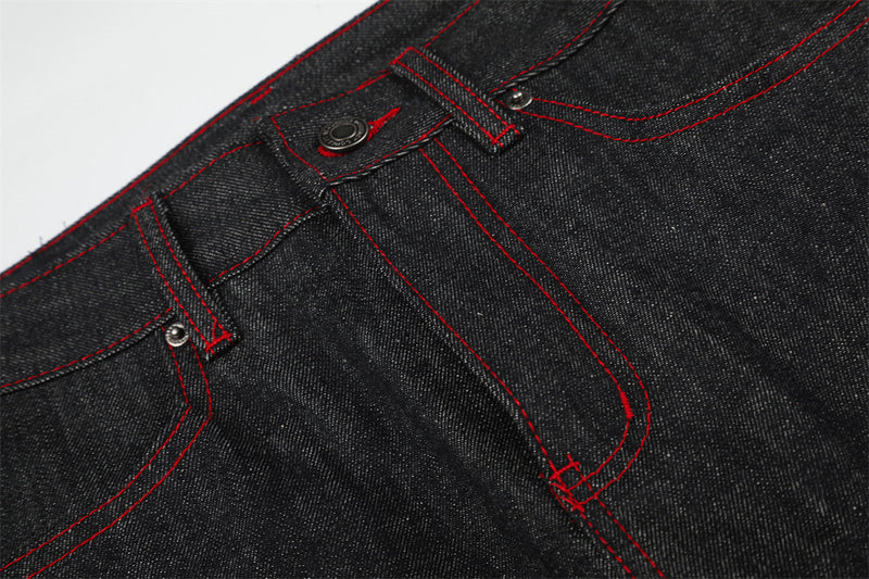 Jean à jambes larges – Denim noir avec surpiqûres rouges contrastantes et broderie script