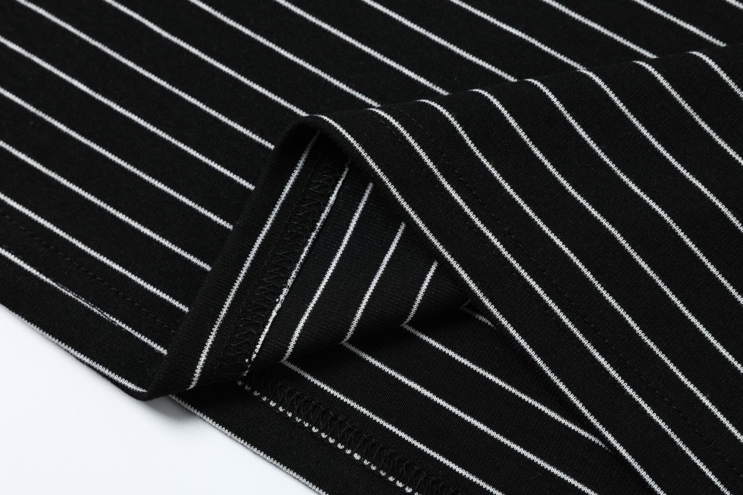 Polo de rayas con gráfico de letras de strass – Manga corta y cuello negro