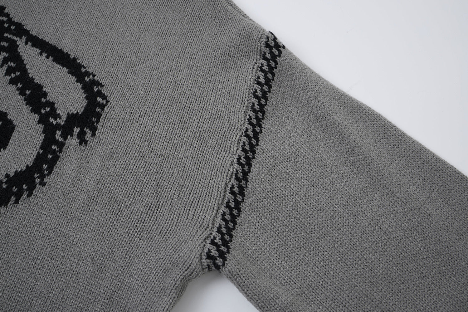 Pull à capuche oversize en maille jacquard avec grand motif graphique sur le devant