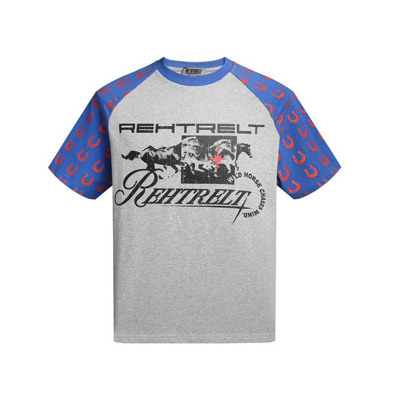 Rehtrelt ワイルドホース グラフィック カラーブロック ラグランTシャツ グレー、ブルーの蹄鉄プリントスリーブ