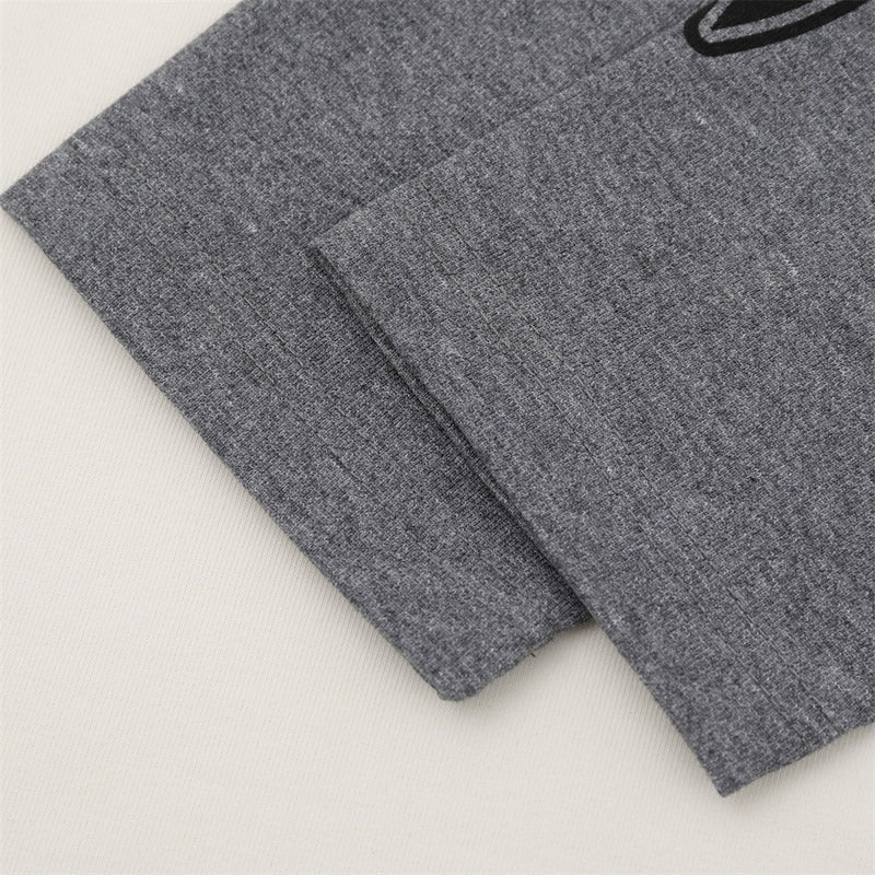Camiseta de manga larga para hombre con bloques de color y bordado de texto – Corte relajado