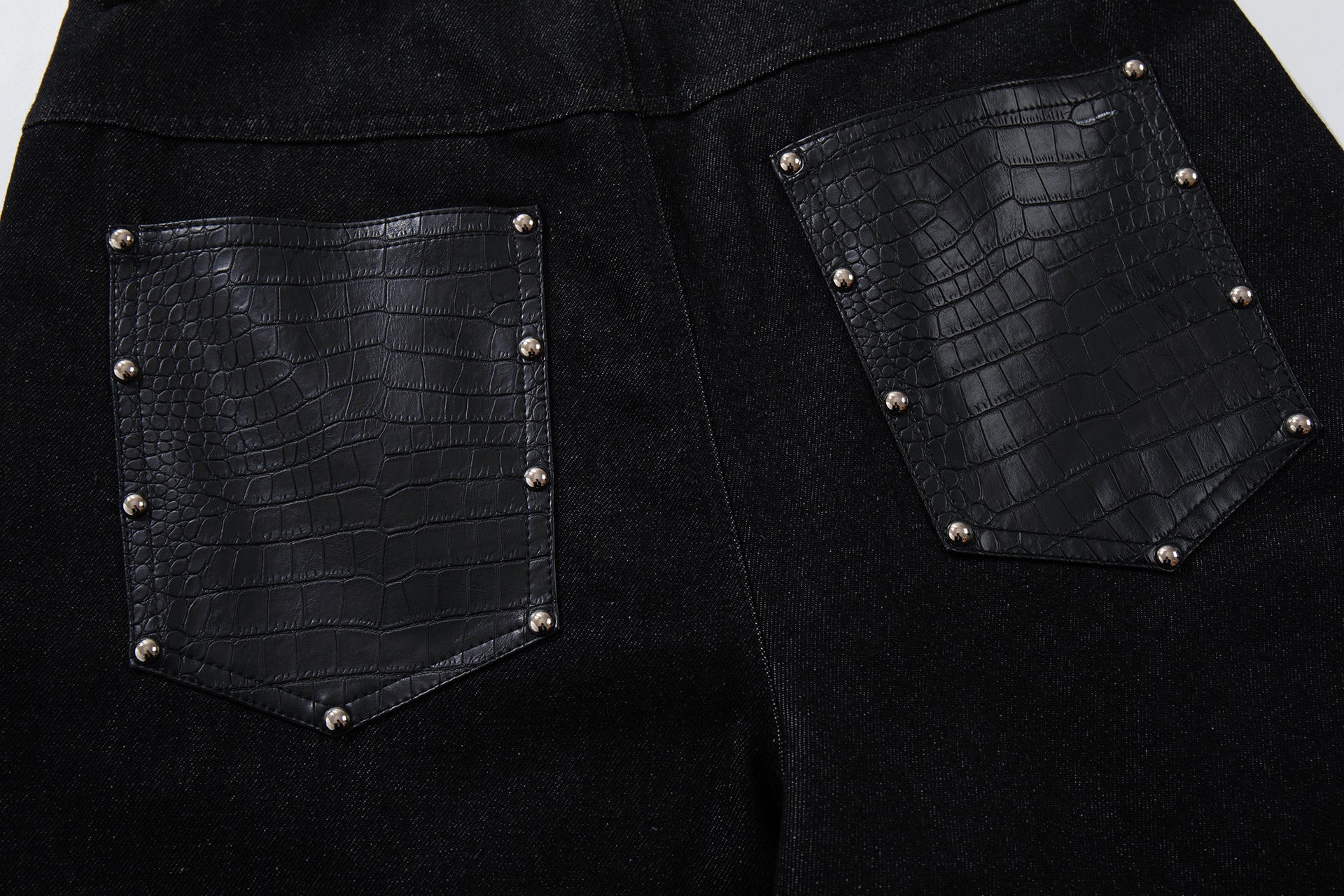 Jean taille haute baggy – Denim noir large avec empiècements effet croco et détails argentés
