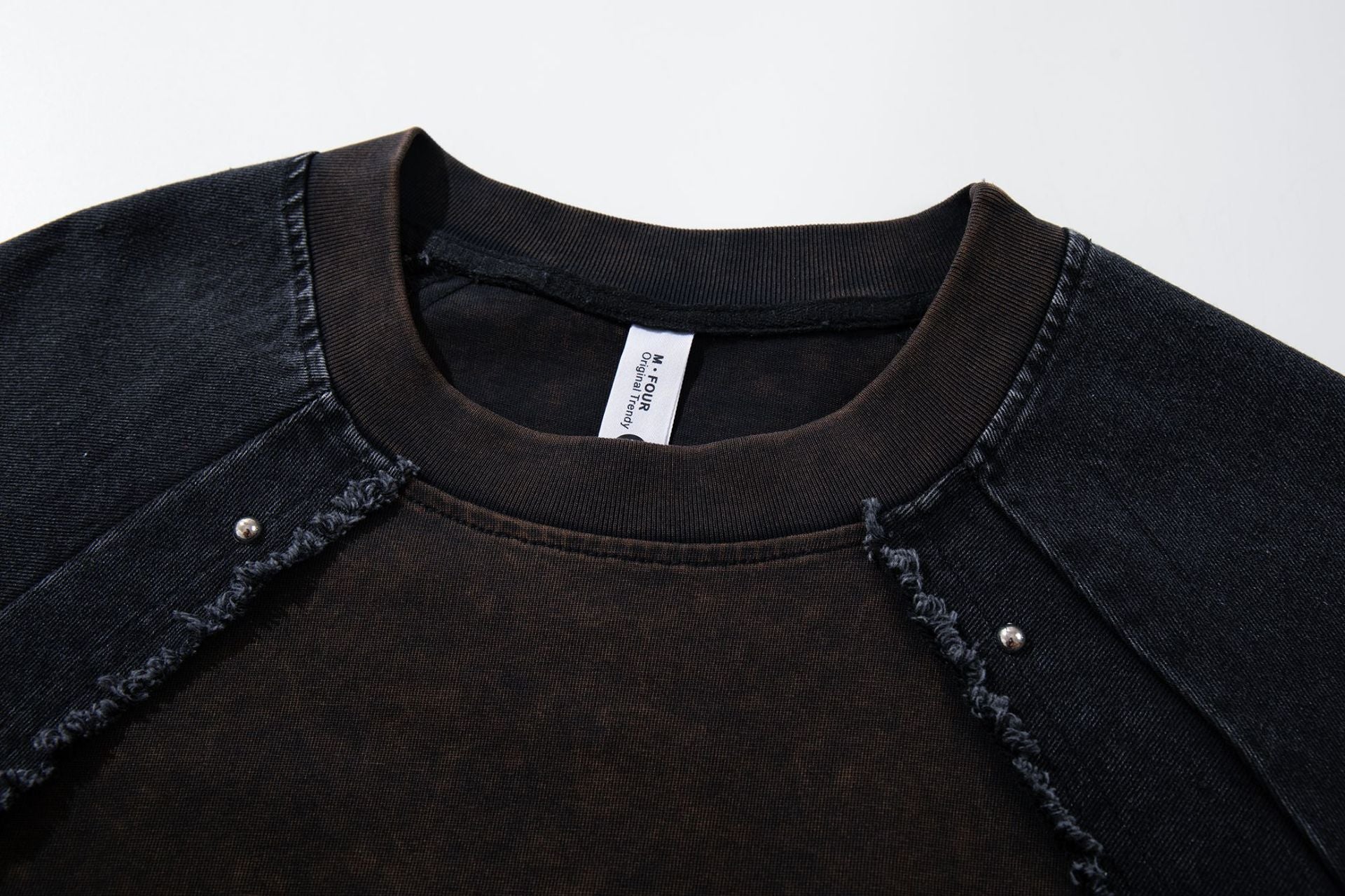 T-shirt patchwork raglan délavé à l’acide, coutures à bords bruts et détails rivetés