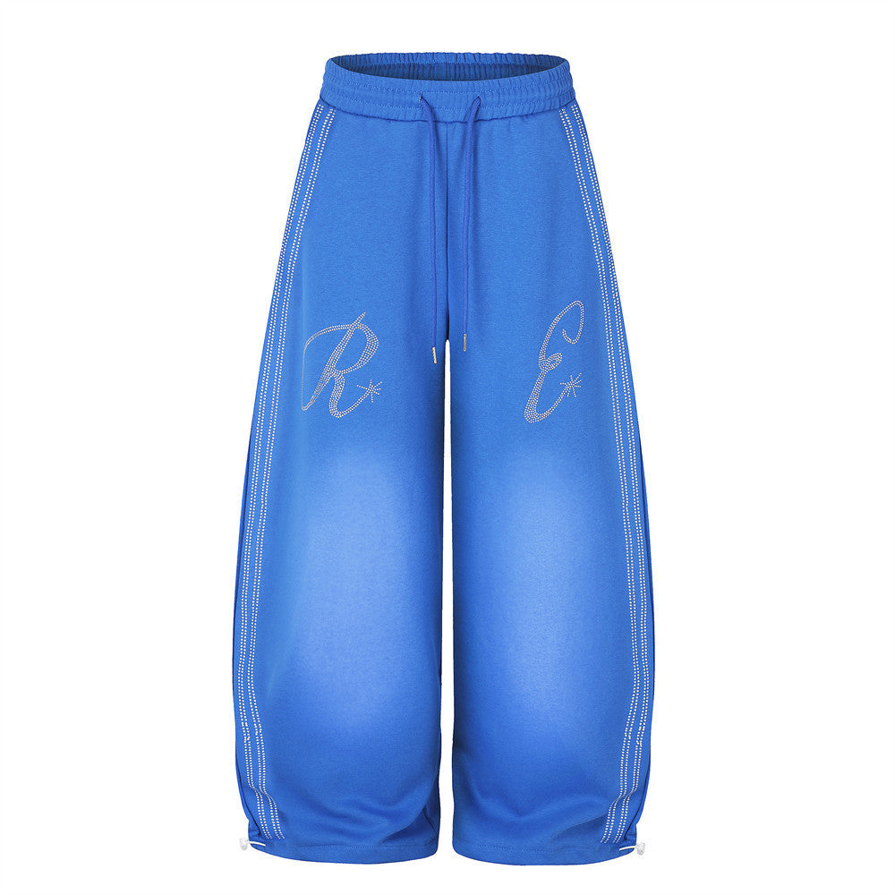 Herren-Sweatpants mit Oversize-Schnitt und weitem Bein in Blau, Strass-Buchstabengrafik und Streifendetail an der Seite