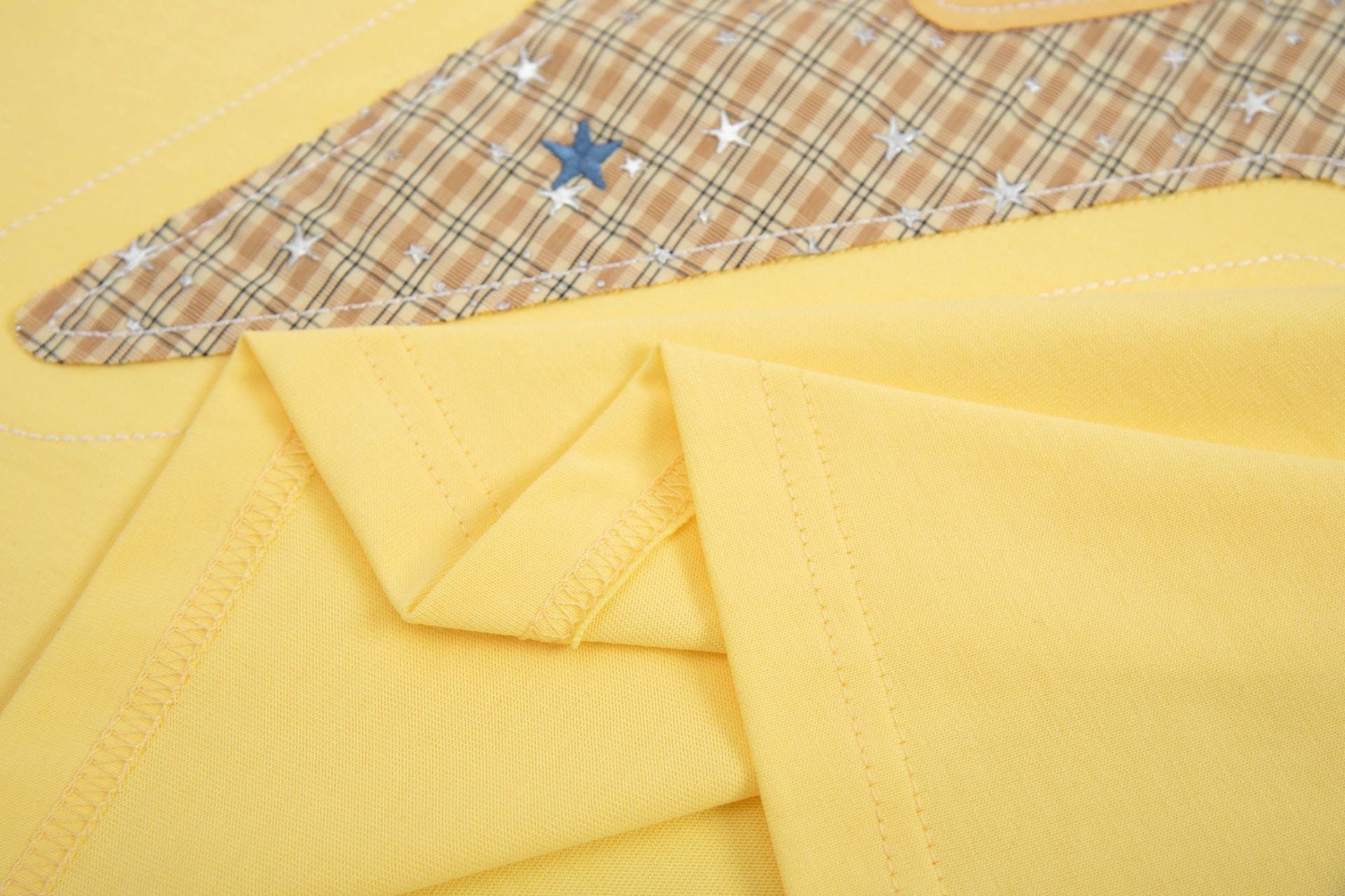 Langarmshirt mit Sternen-Applikation, Faux-Layering und karierten Kontrastärmeln