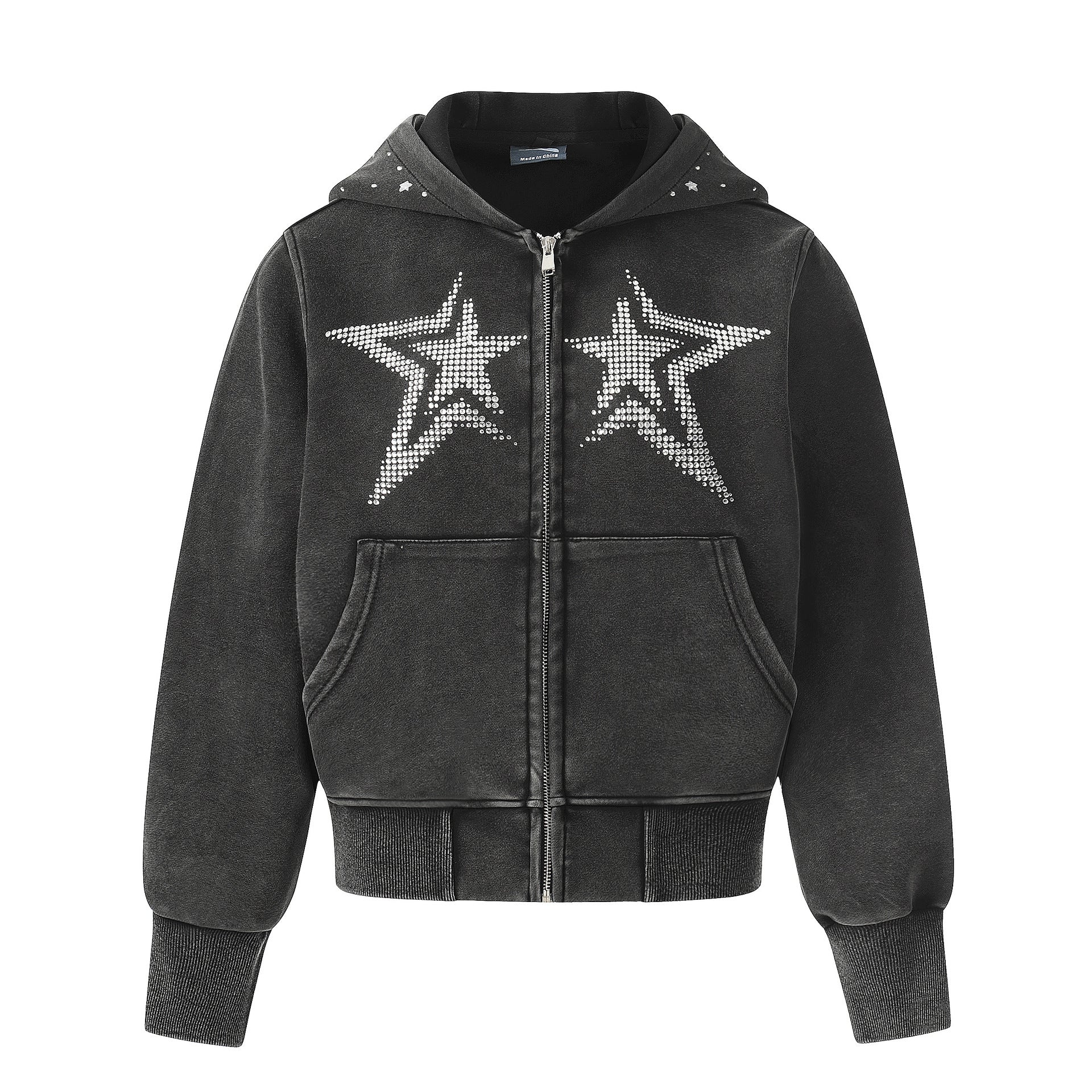 Hoodie court zippé noir délavé à l’acide, avec deux motifs étoiles à cinq branches en strass sur la poitrine et clous en cristal sur la capuche, vue de face