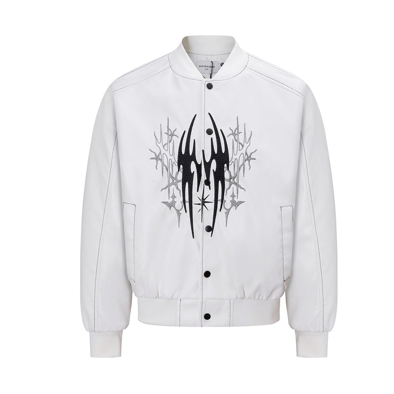 Blouson bomber oversize en similicuir, broderie tribale gothique sur la poitrine, présenté en blanc et noir