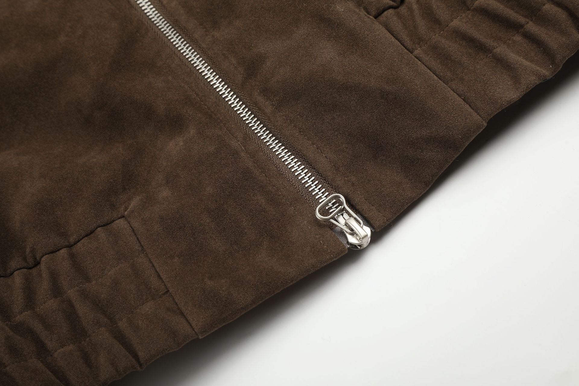 Blouson bomber court en suédine avec éléments métalliques – Style streetwear punk