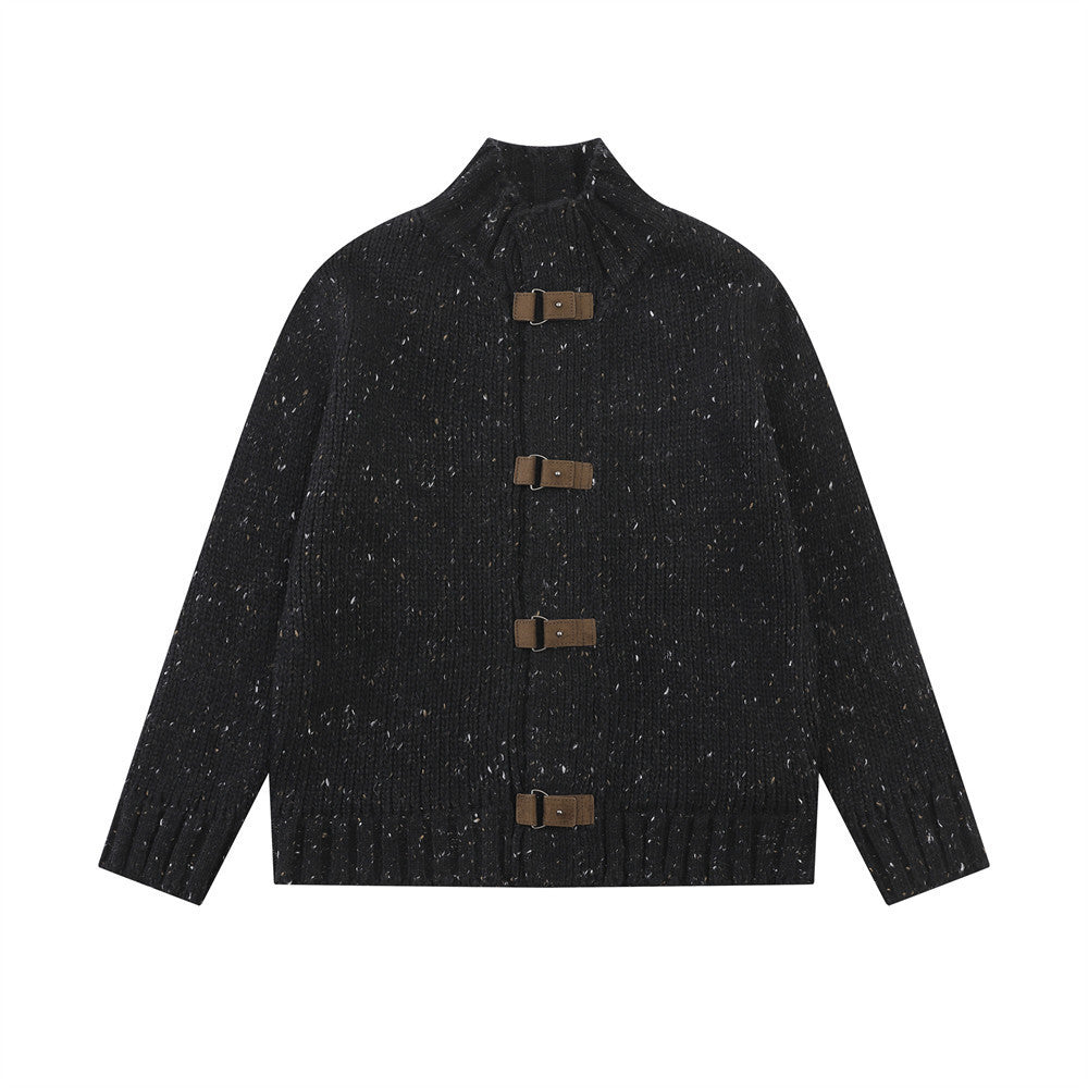 Cardigan en maille épaisse pour homme à col montant souple, fermetures à boucles en cuir marron, coloris noir anthracite et beige avoine