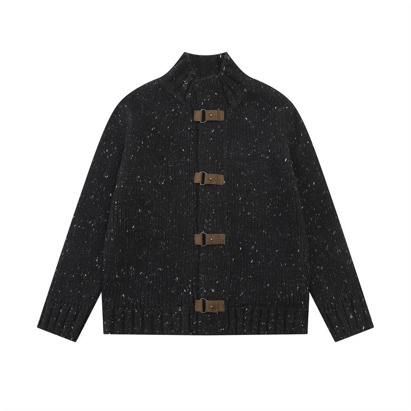 Cardigan en maille épaisse pour homme à col montant souple, fermetures à boucles en cuir marron, coloris noir anthracite et beige avoine