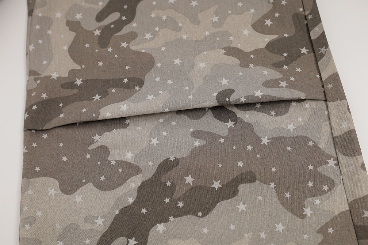 Wide-Leg-Cargohose im Camouflage-Look mit Sternprint und rot gestreiftem Taillenbund