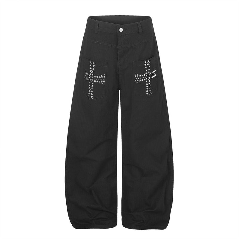 ブラックのメンズワイドレッグパンツ、スタースタッズとラインストーンのクロスフロントポケットディテール、オーバーサイズのバルーンレッグシルエット