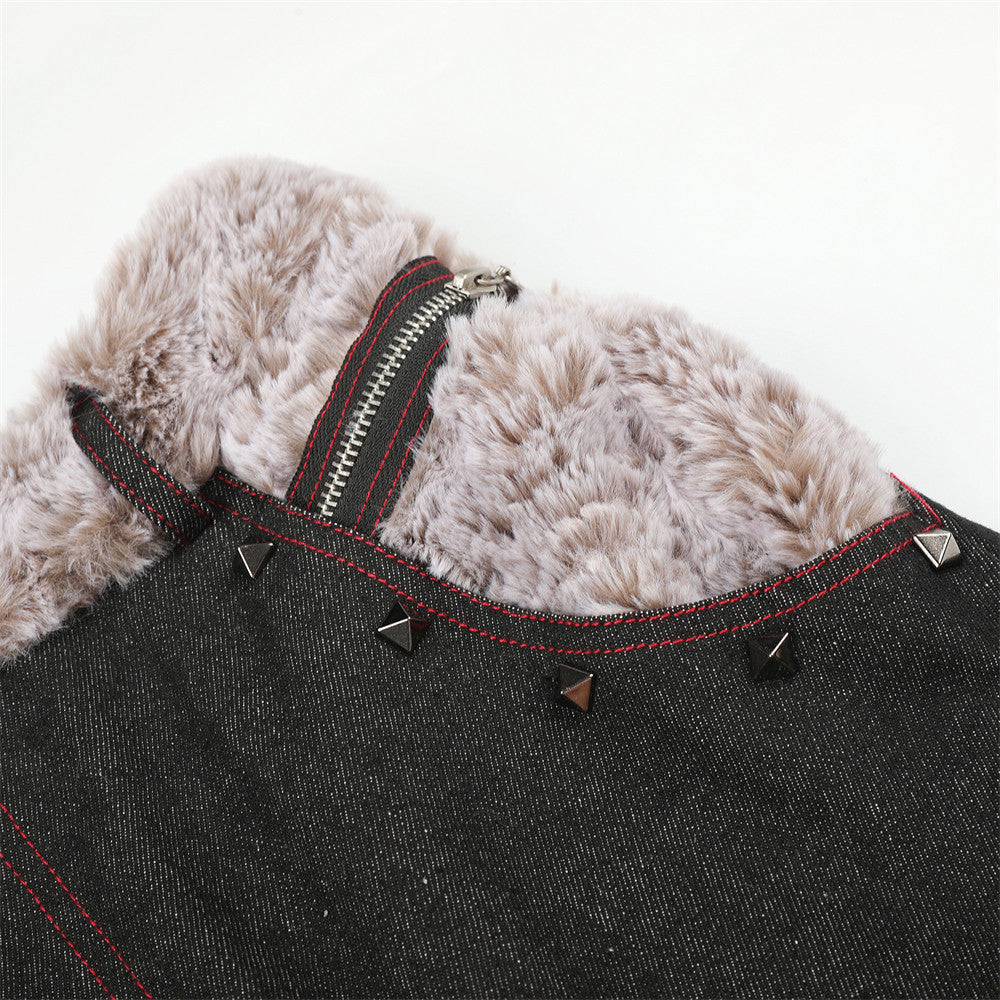 Schwarze Wide-Leg-Jeans mit Kunstfell-Kontrastbund und Nieten-Details
