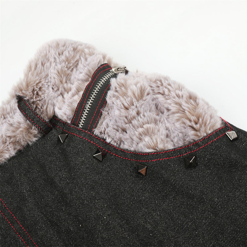 Schwarze Wide-Leg-Jeans mit Kunstfell-Kontrastbund und Nieten-Details