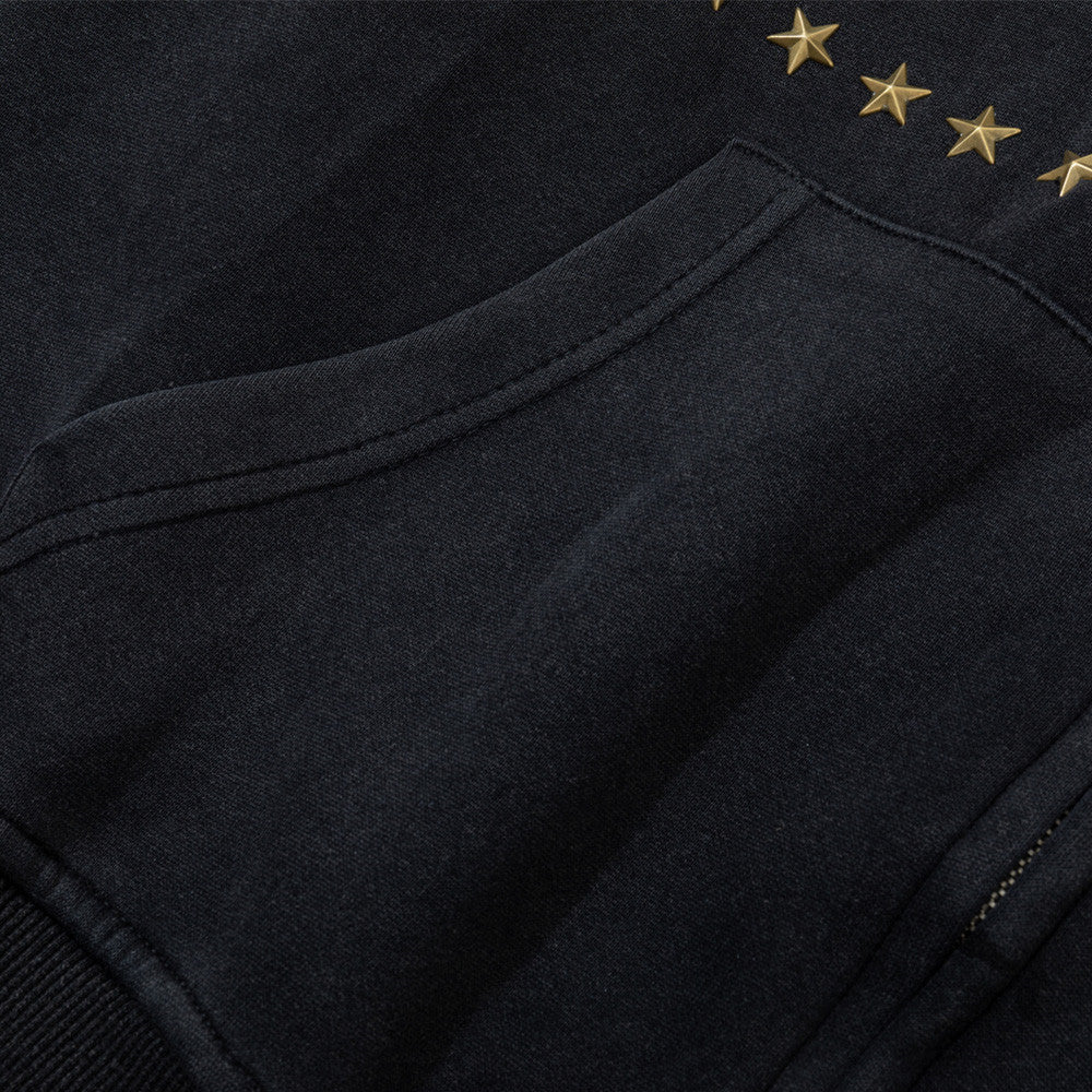 Sudadera con cremallera, capucha con ribete de pelo sintético y bordado de estrellas doradas — Streetwear para hombre