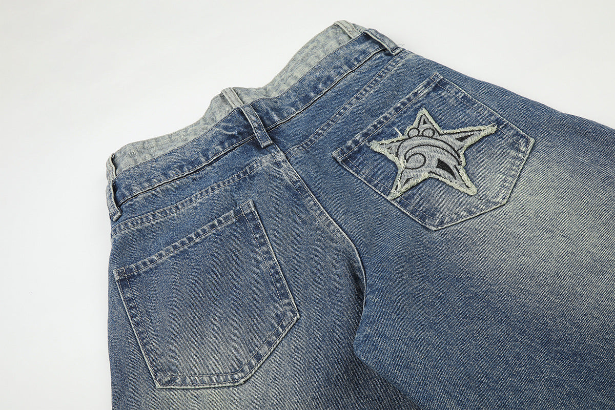 Baggy-Jeans mit weitem Bein, Stern-Patches und offenen Fransennähten