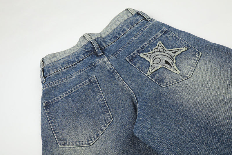 Baggy-Jeans mit weitem Bein, Stern-Patches und offenen Fransennähten