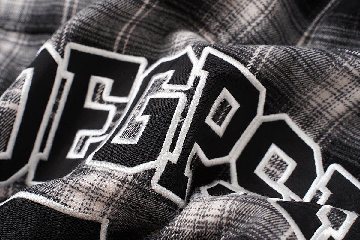 Kariertes Flanell-Overshirt mit Varsity-Emblem & Nummern-Grafik