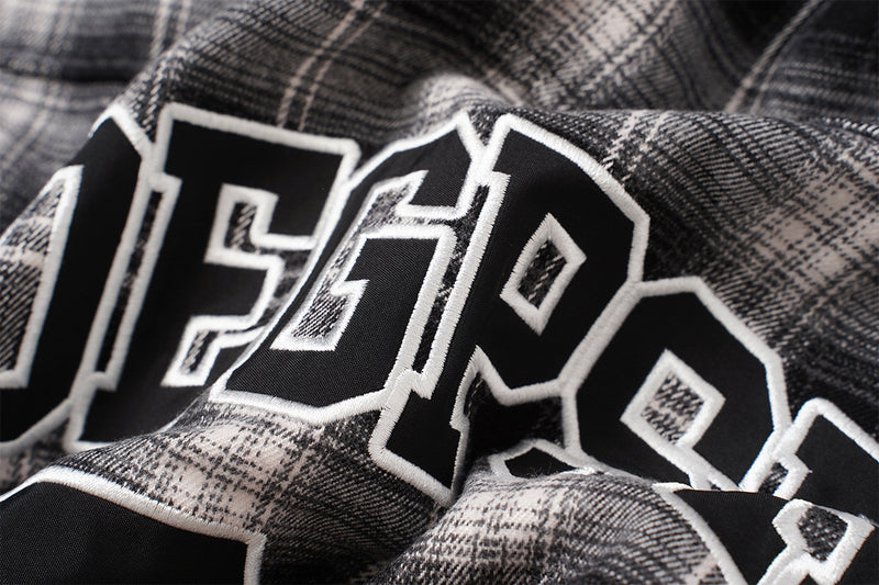 Kariertes Flanell-Overshirt mit Varsity-Emblem & Nummern-Grafik