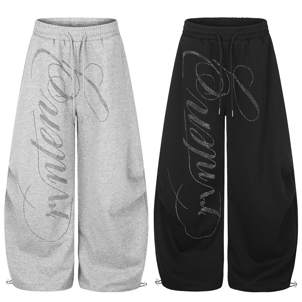 Pantalones de Chándal de Pierna Ancha con Texto de Strass – Corte Bombacho Extragrande con Cordón