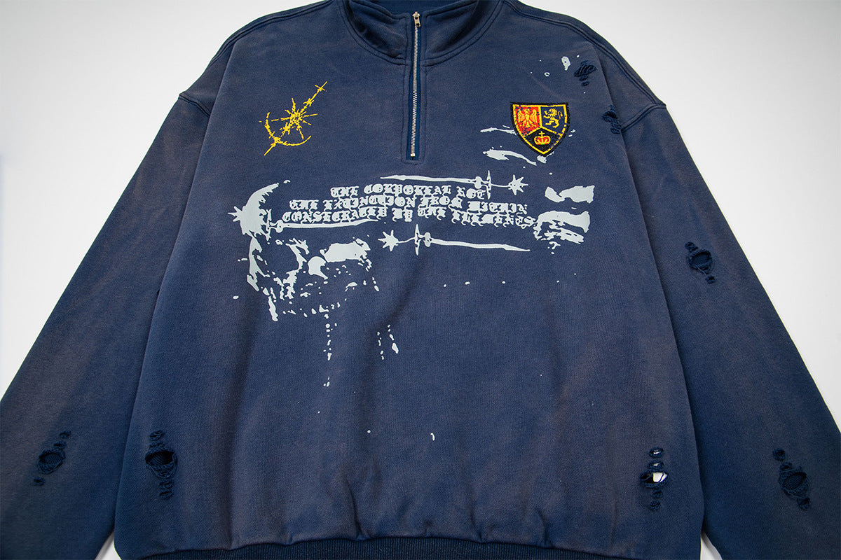 Sudadera de media cremallera con lavado desgastado, parche heráldico y estampado gótico — Azul marino