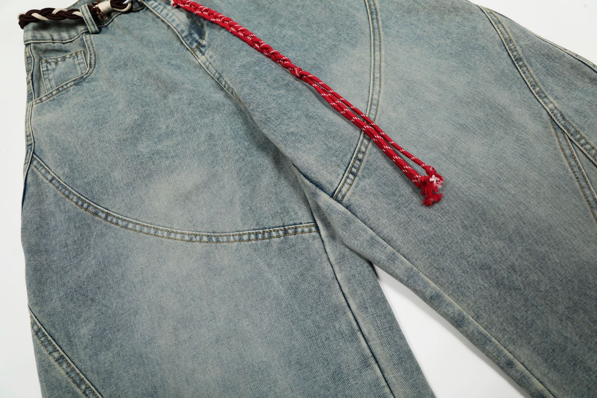 Vaqueros barrel de pierna ancha – Denim lavado con patchwork deconstruido y cinturón trenzado
