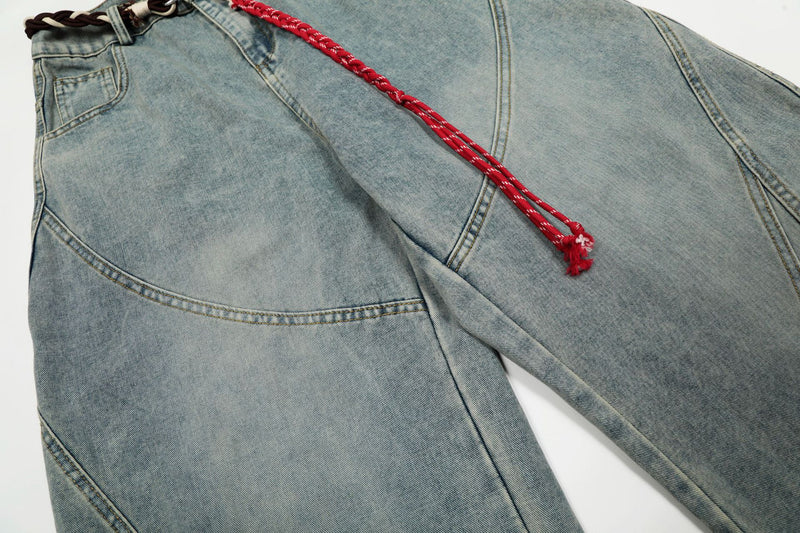 Vaqueros barrel de pierna ancha – Denim lavado con patchwork deconstruido y cinturón trenzado