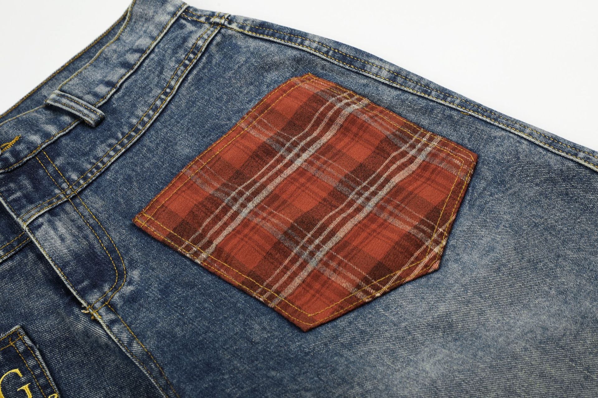 Jean baggy à jambes larges avec ourlet en fausse fourrure, poche à carreaux et broderie