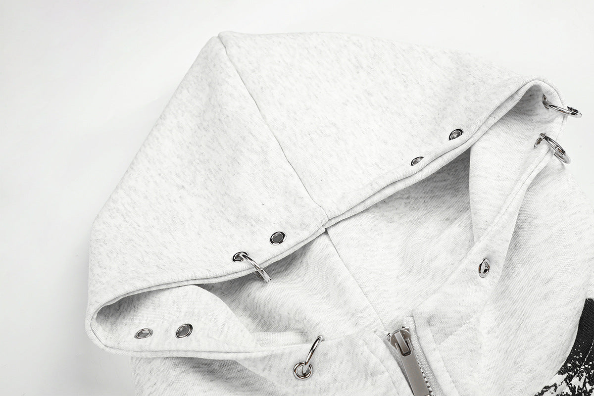 Sudadera gris corta con cremallera, gráfico anime y detalle de anillas metálicas