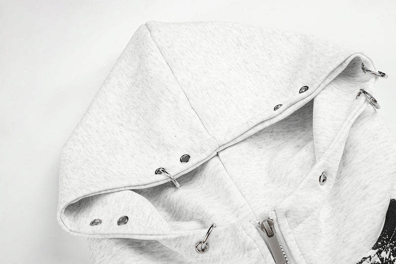 Sudadera gris corta con cremallera, gráfico anime y detalle de anillas metálicas