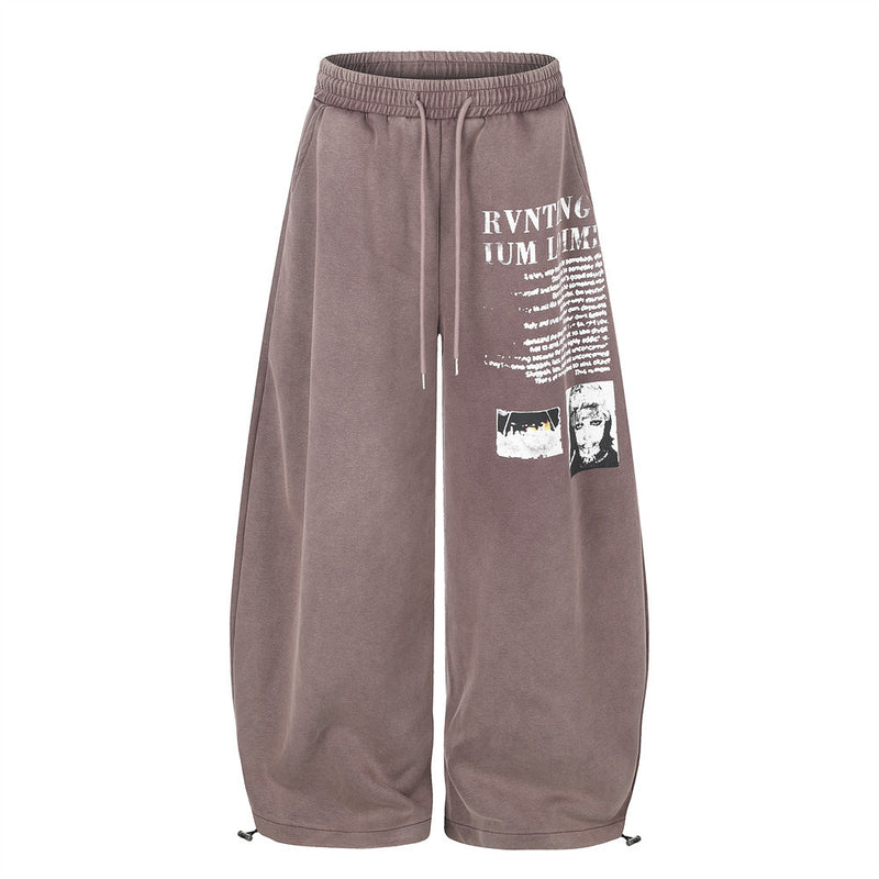 メンズ・バギーワイドレッググラフィック スウェットパンツ（レタープリントと左脚のポートレートグラフィック）ウォッシュドブラウン、ブラック展開
