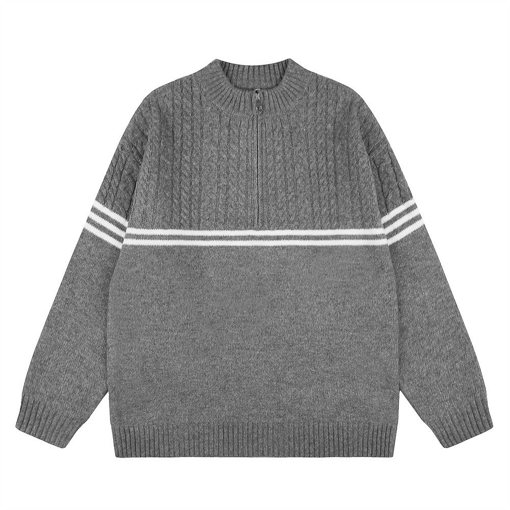 Pullover aus Zopfstrick für Herren mit Relaxed Fit und halbem Reißverschluss in meliertem Grau, weißem Dreifachstreifen am Brustbereich und gerippten Bündchen