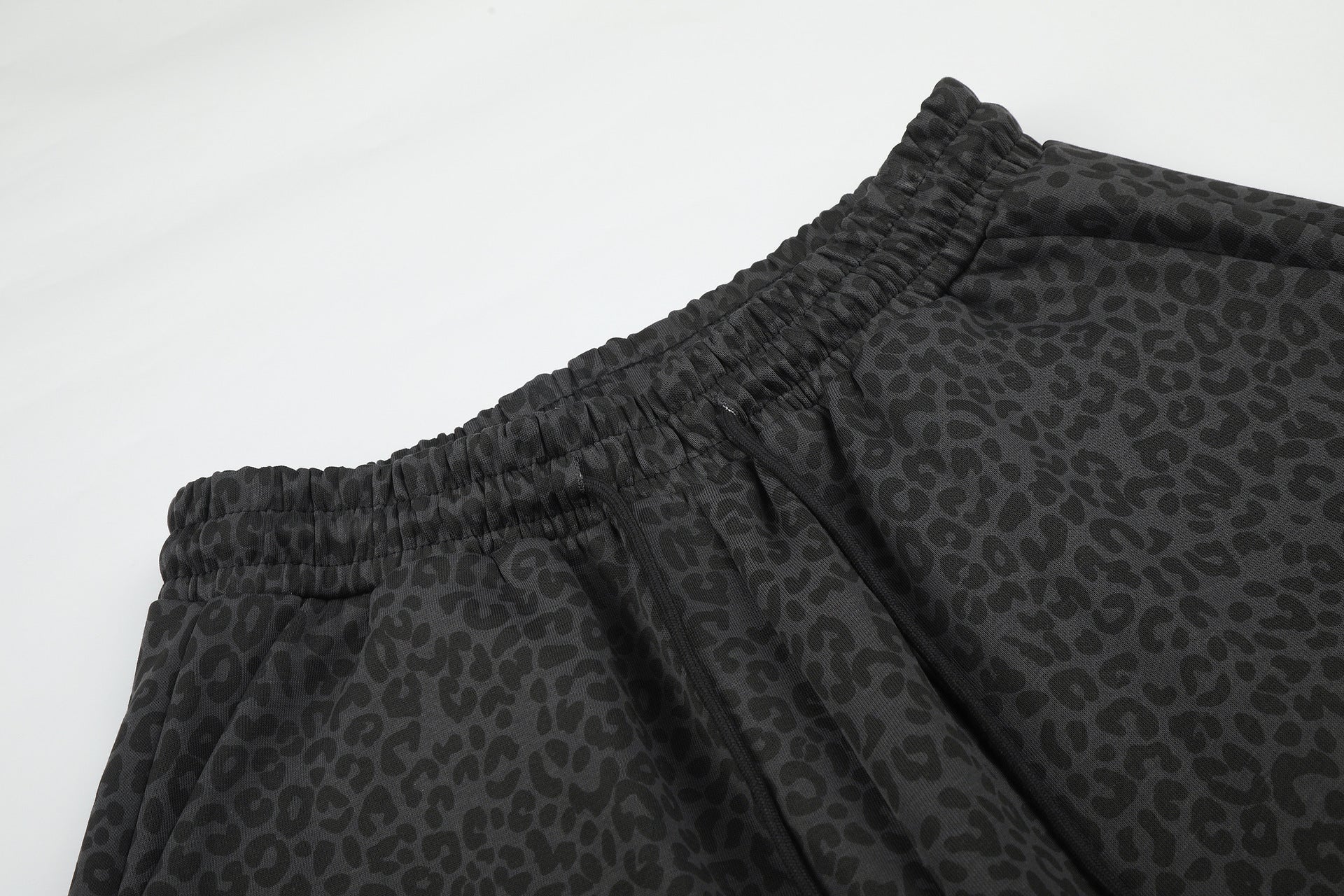 Pantalon de survêtement léopard à jambes larges avec étoiles dorées cloutées