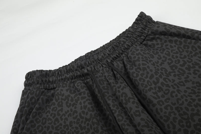 Pantalon de survêtement léopard à jambes larges avec étoiles dorées cloutées