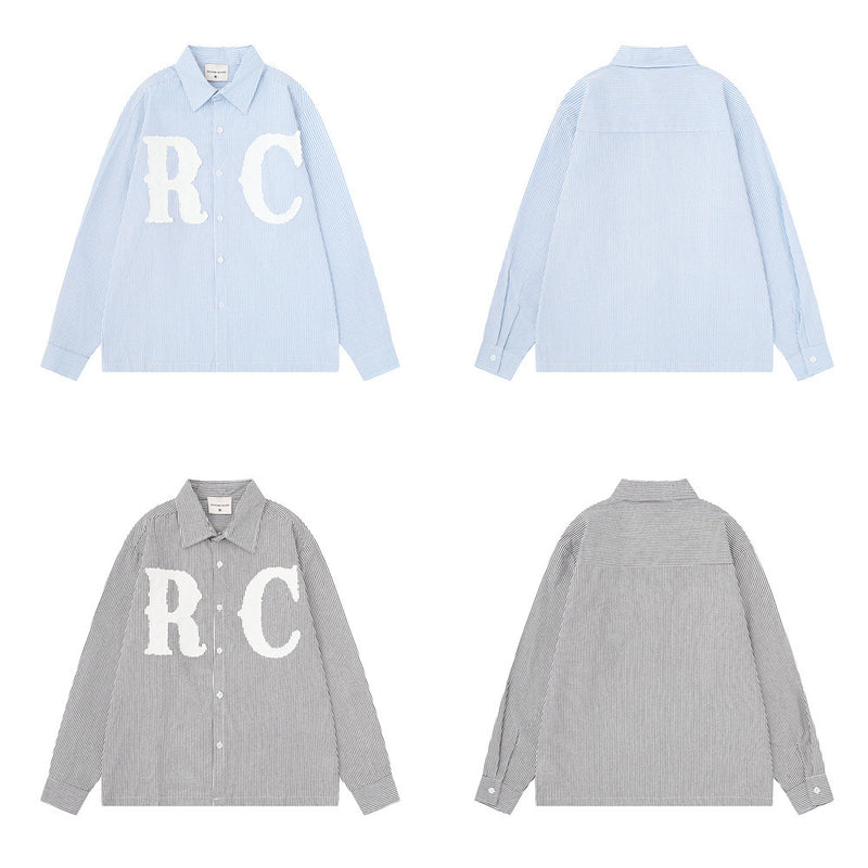Gestreiftes Langarmhemd mit Button-down-Kragen und übergroßer R.C.-Buchstabenapplikation
