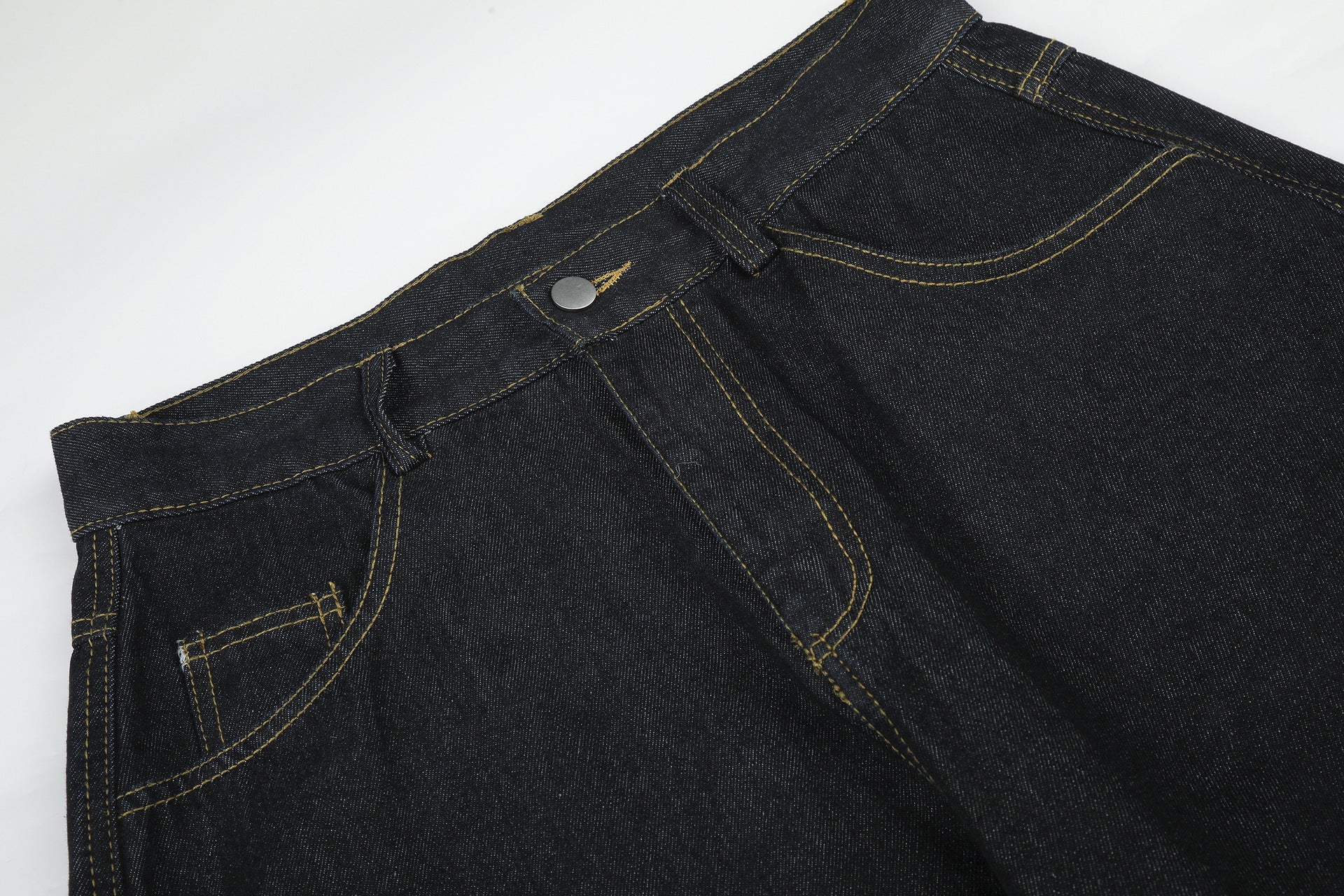 Jean baggy délavé foncé avec bas en fausse fourrure et broderie manuscrite – Coupe ample