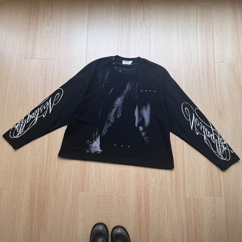 T-shirt graphique noir à manches longues avec détails cloutés et inscription